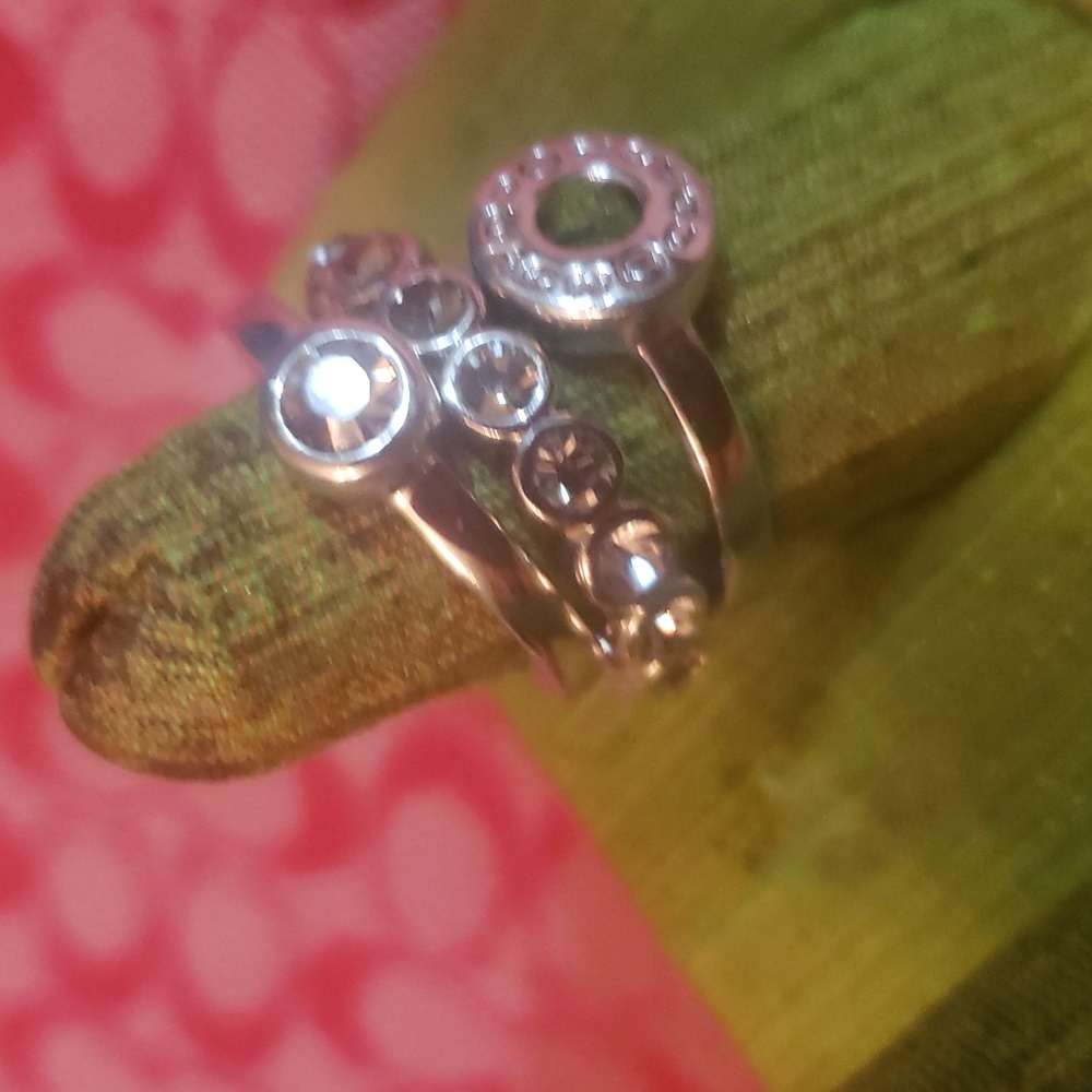 In Silver set sparkling Rings. - Picture 4 of 11